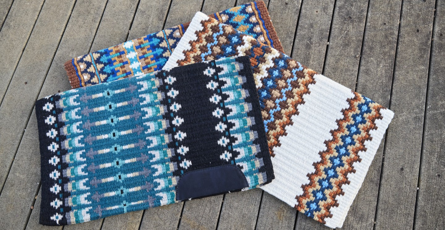 Choosing the Perfect Horse Saddle Blanket: Thickness, Color, Size, and Features